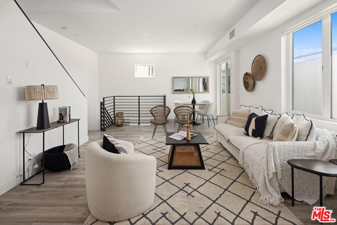 4916 S Centinela Ave