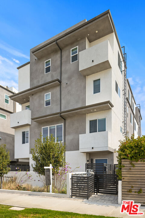 4916 S Centinela Ave