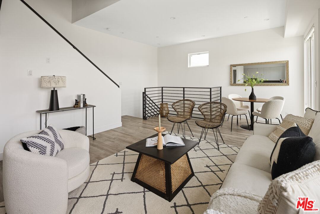 4916 S Centinela Ave