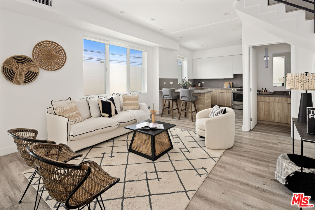 4916 S Centinela Ave