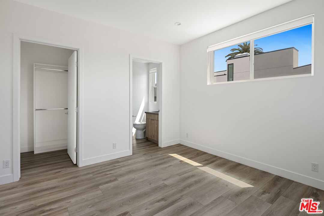 4916 S Centinela Ave