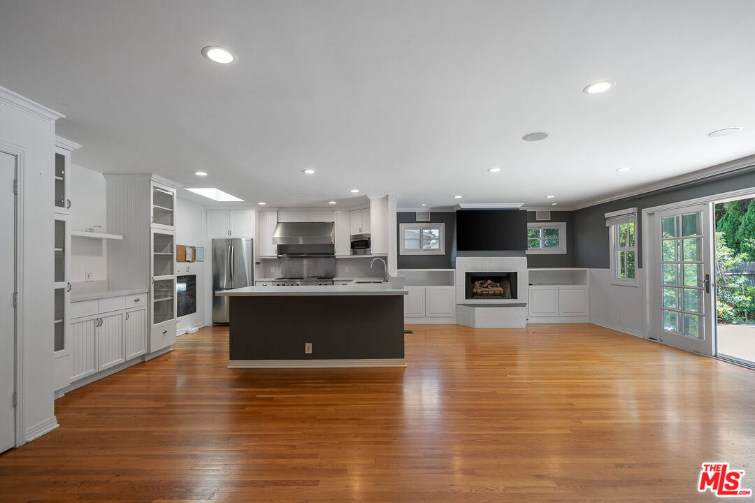 3123 Barry Ave