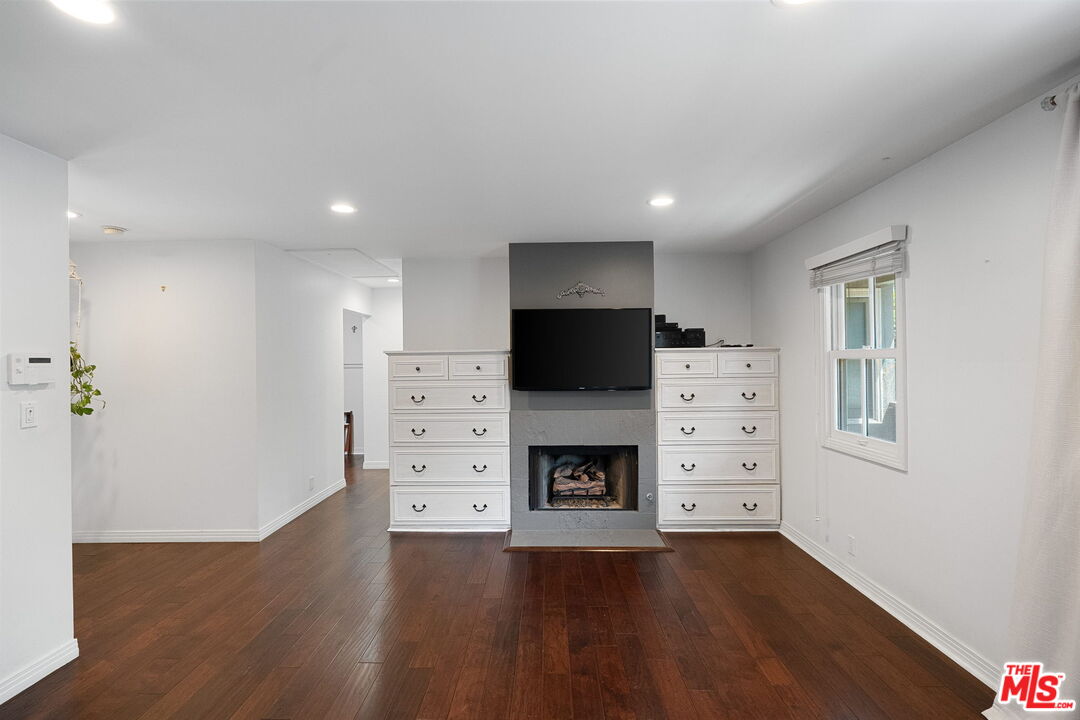 3123 Barry Ave