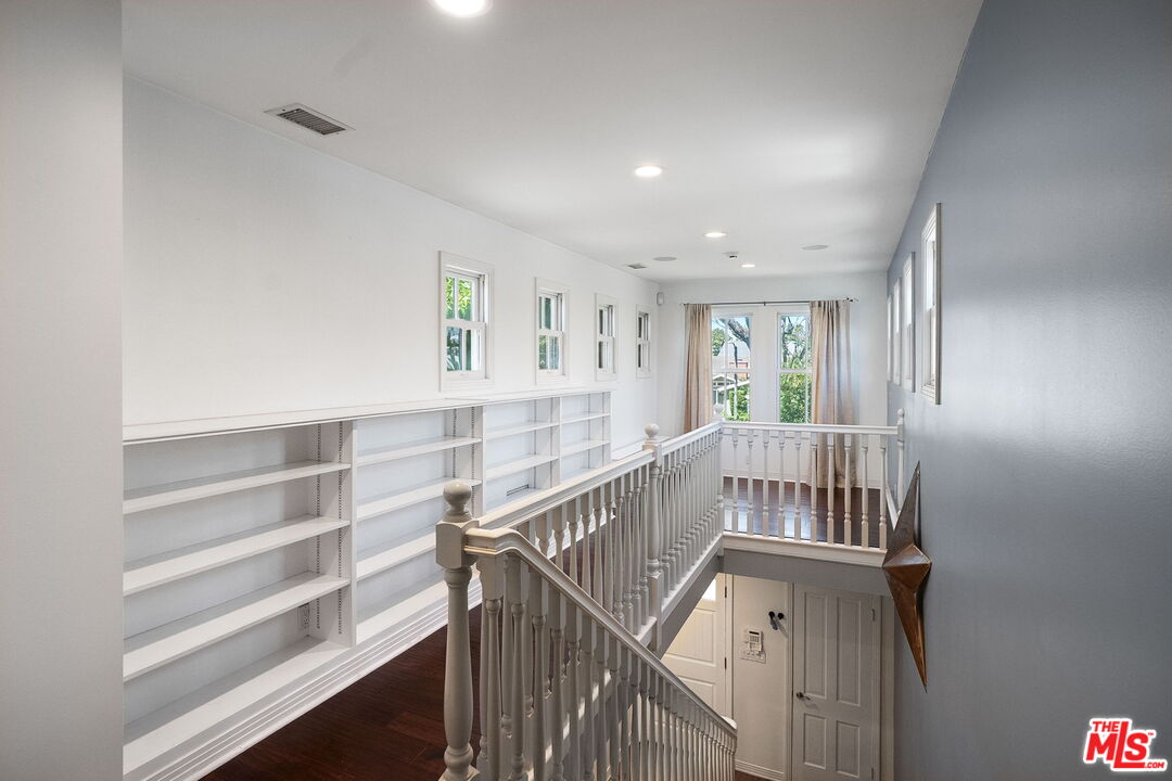3123 Barry Ave