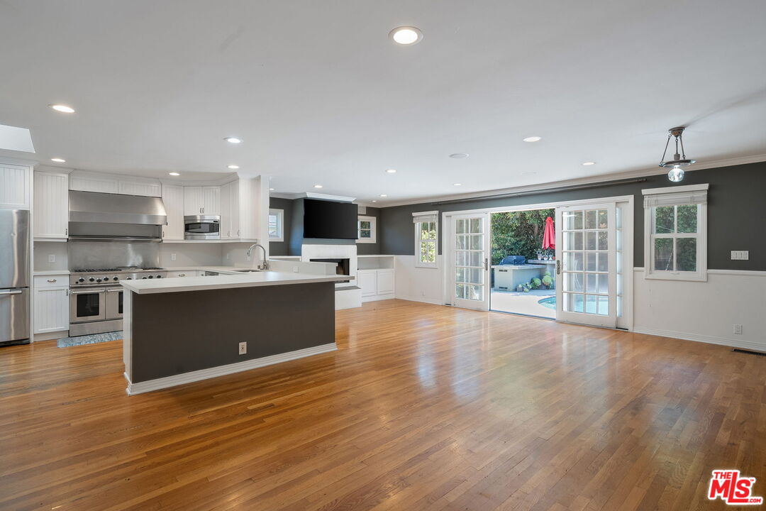 3123 Barry Ave