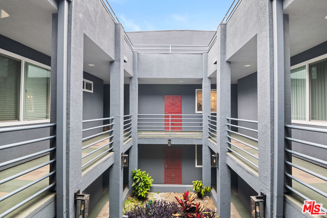 5051 Rosewood Ave Unit: 206