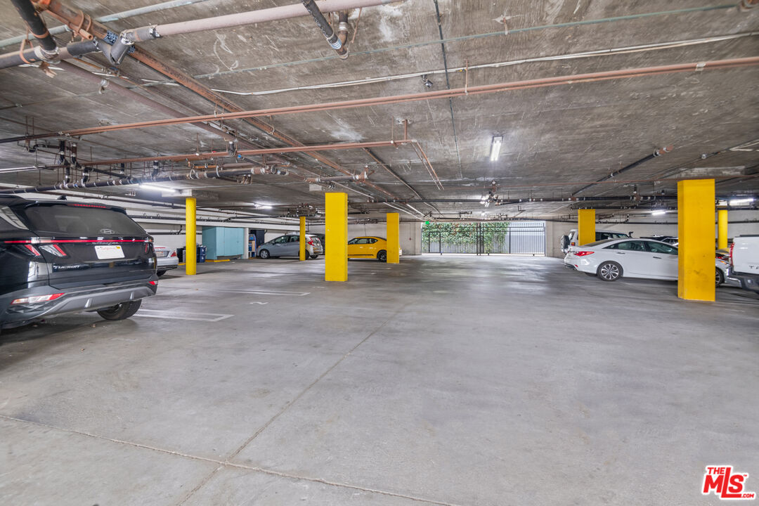 5051 Rosewood Ave Unit: 206