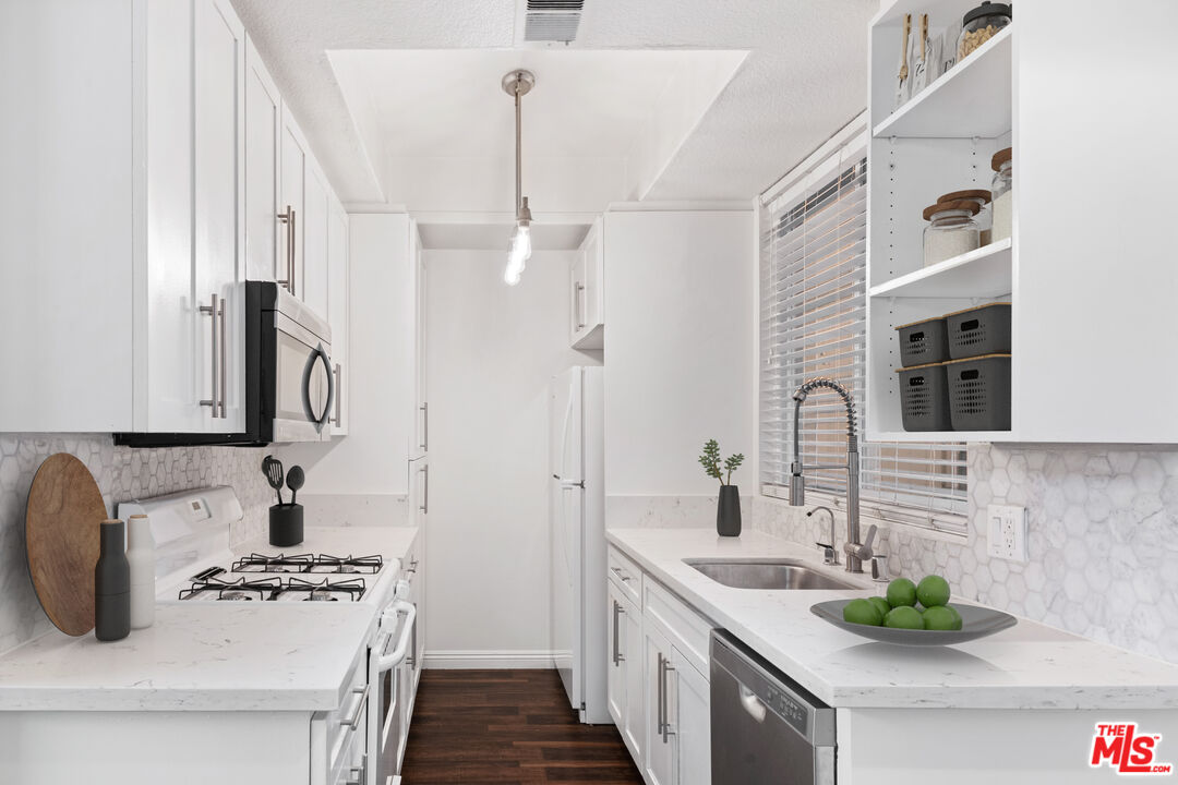 5051 Rosewood Ave Unit: 206