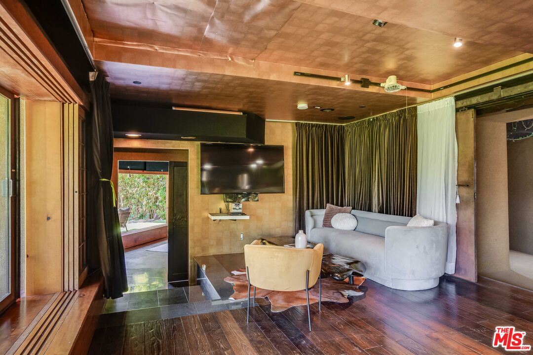 2528 Dearborn Dr
