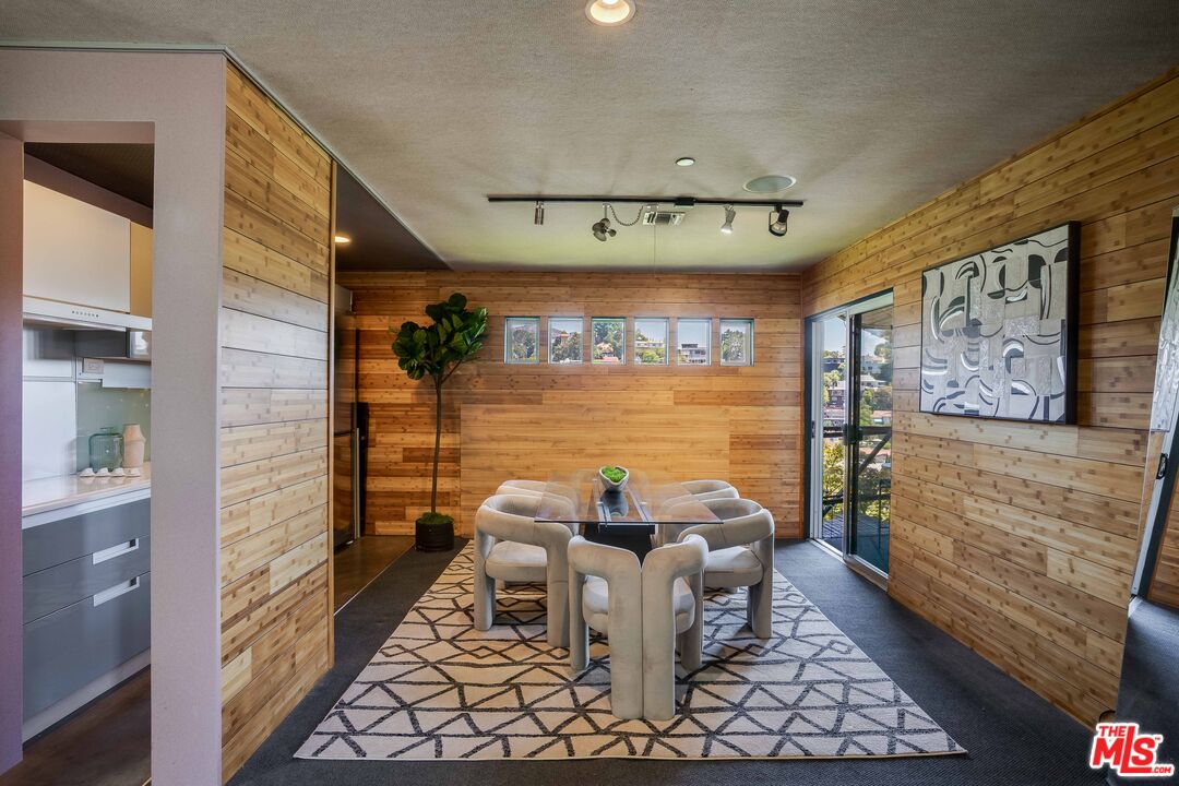2528 Dearborn Dr