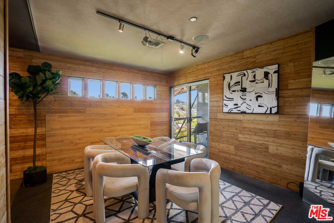 2528 Dearborn Dr