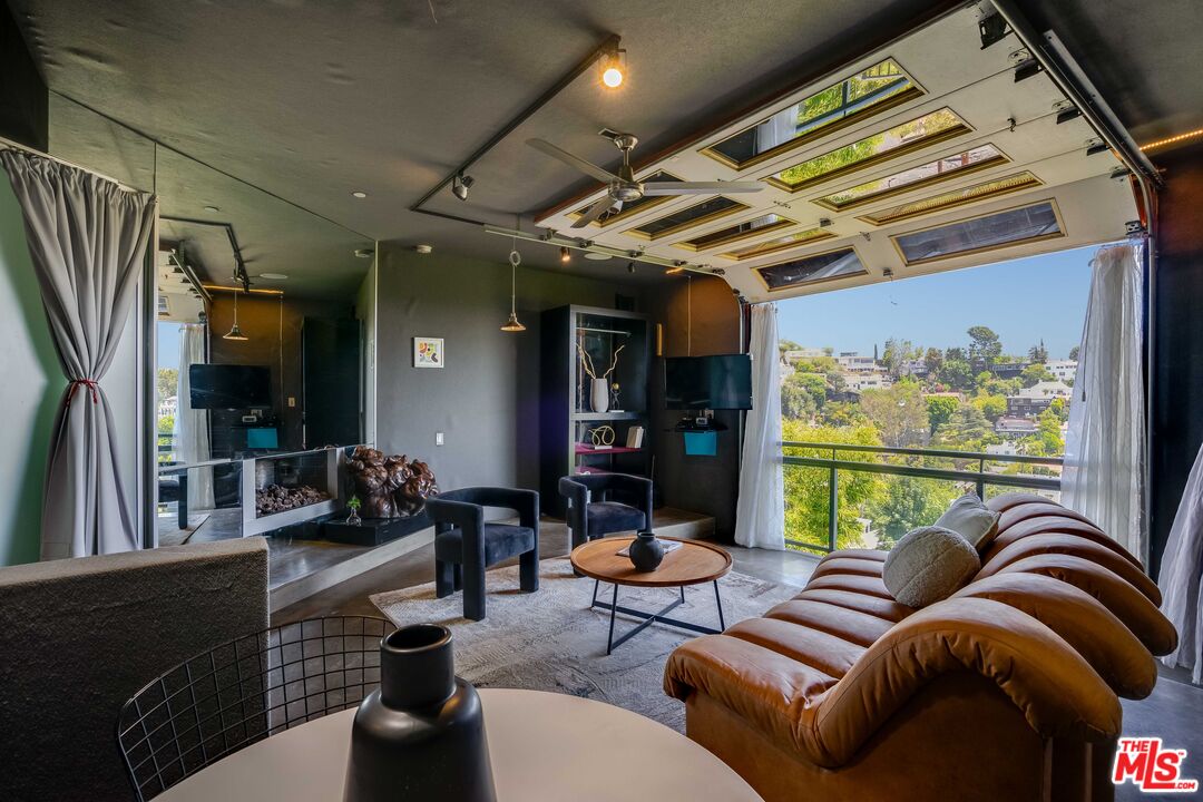2528 Dearborn Dr