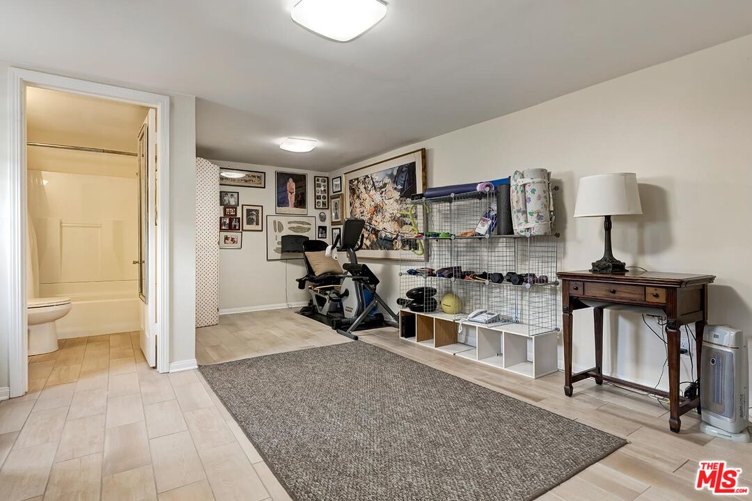 10798 Weyburn Ave