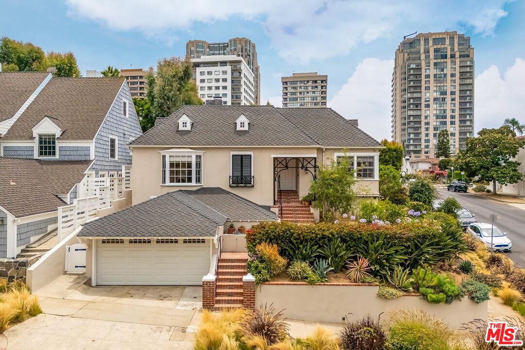 10798 Weyburn Ave