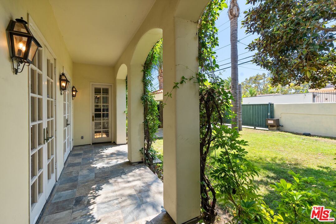 321 S Palm Dr