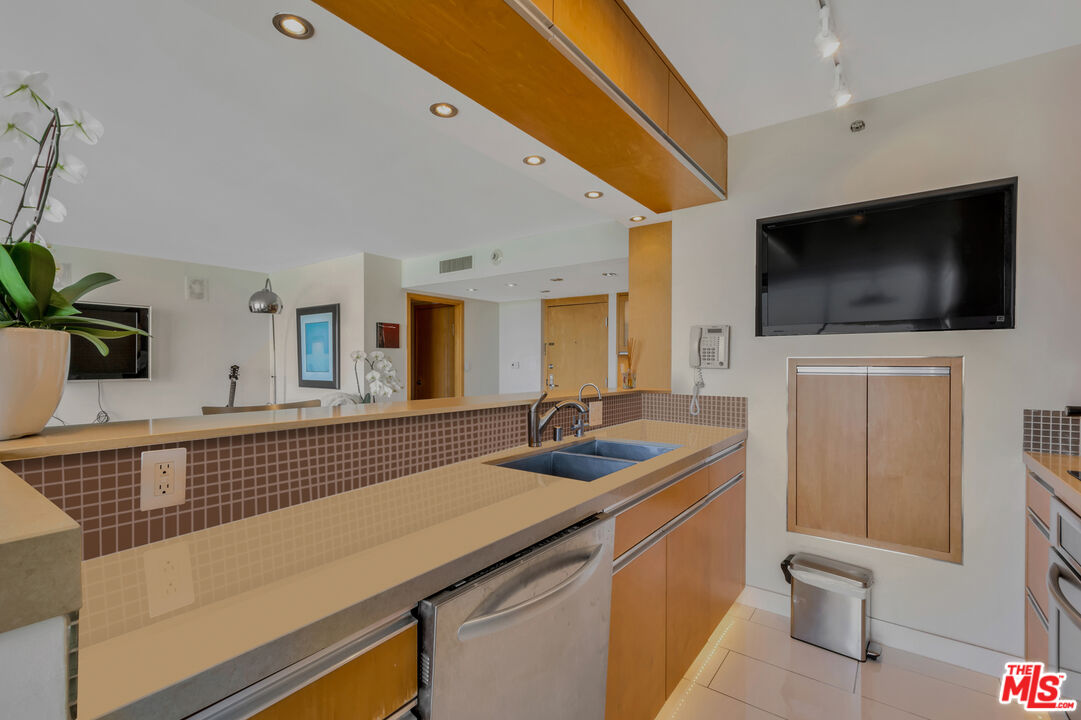 201 Ocean Ave Unit: 1505B