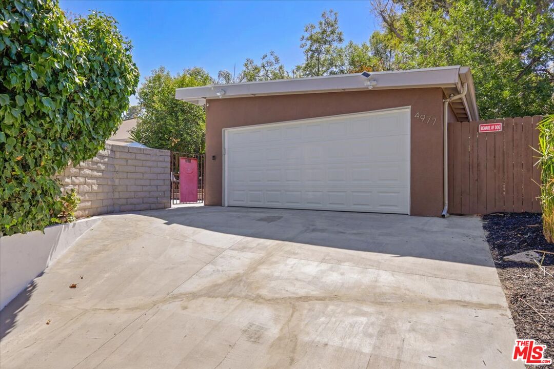 4977 Canoga Ave