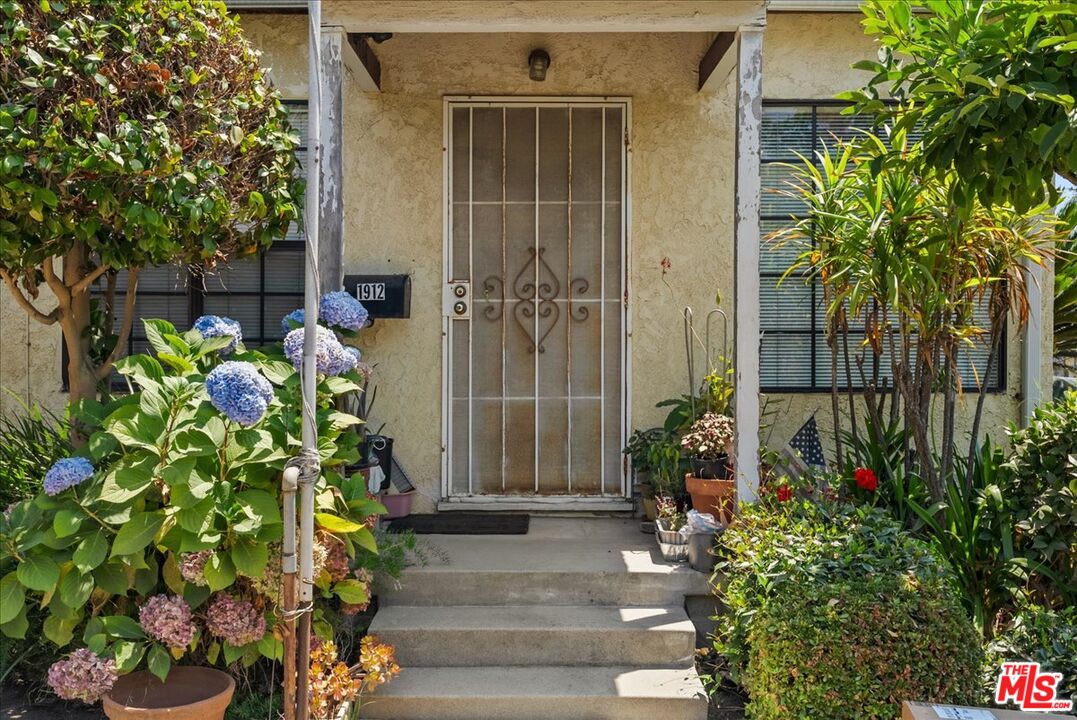 1912 Barry Ave
