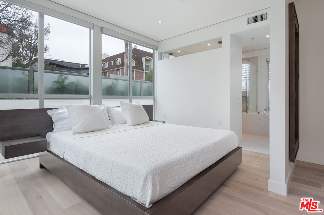 11962 GORHAM AVE Unit: 3