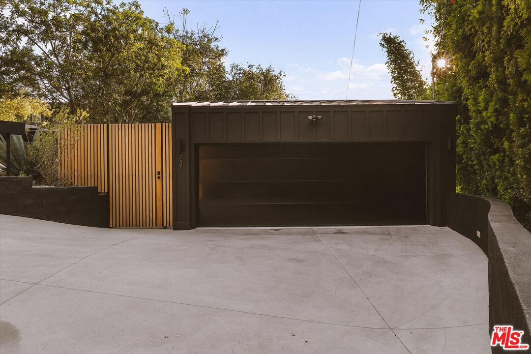 737 Halliday Ave