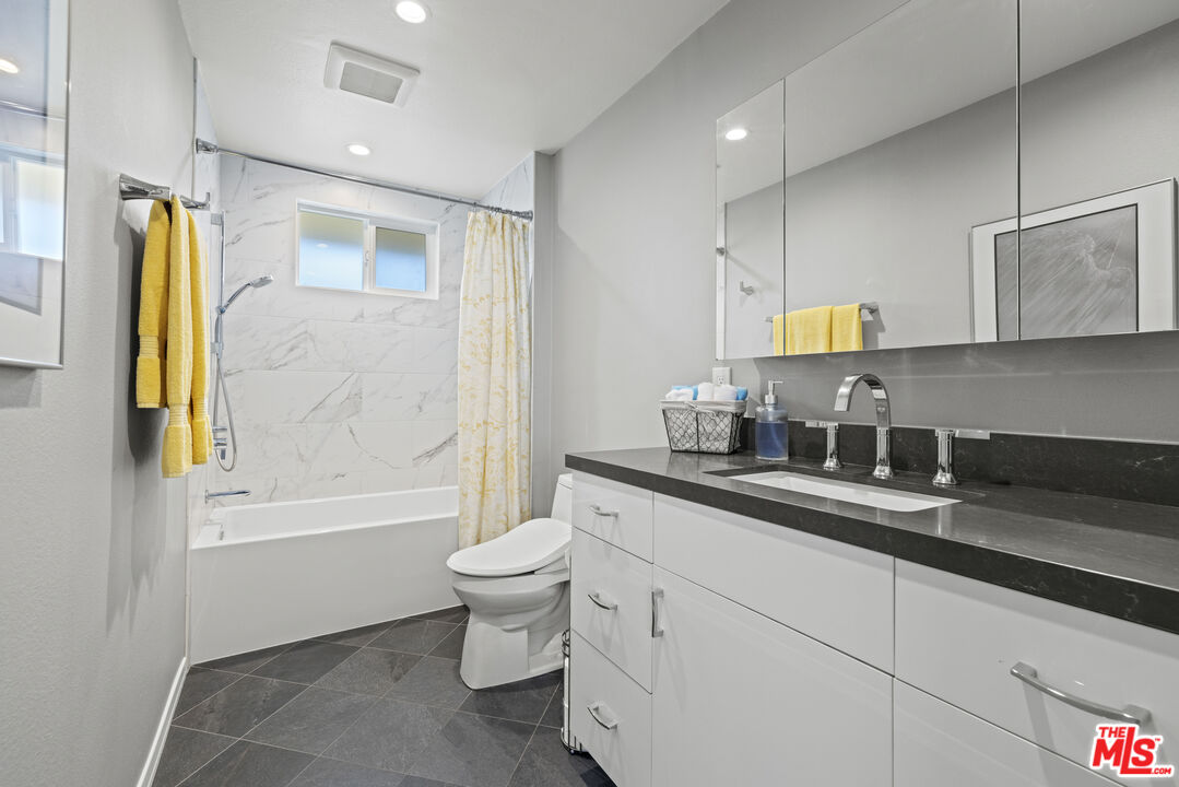 2701 Voorhees Ave Unit: 3