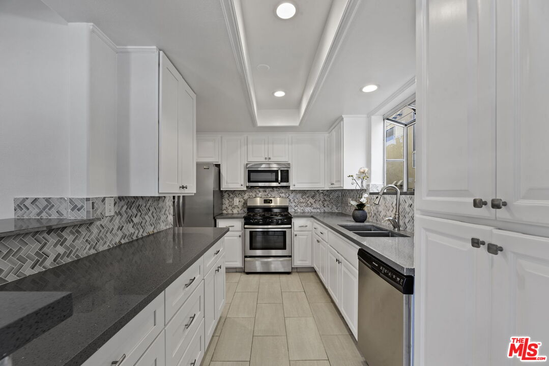 1811 MANNING AVE Unit: 202