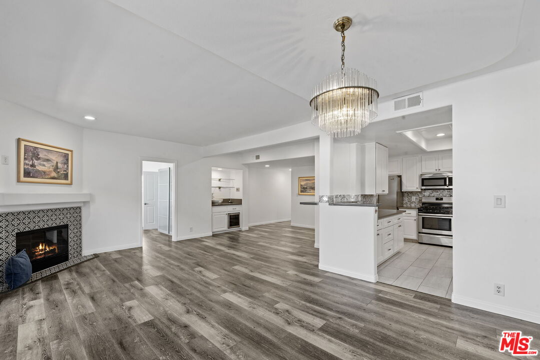 1811 MANNING AVE Unit: 202