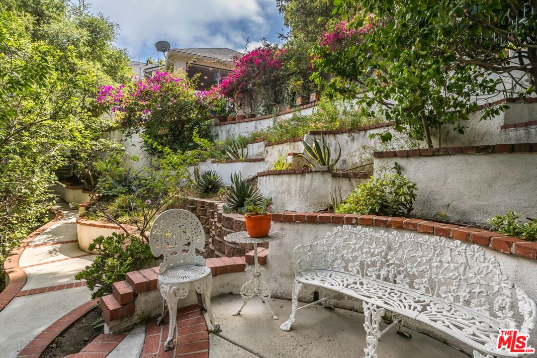 172 S Woodburn Dr