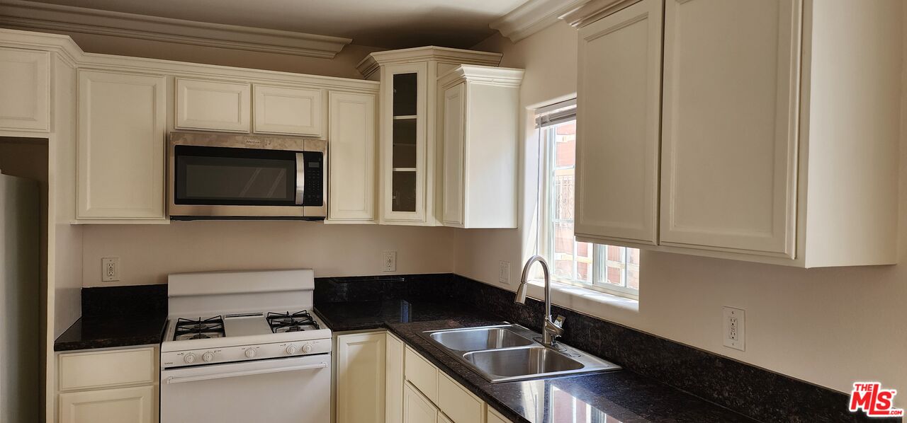 1873 W Jefferson Blvd