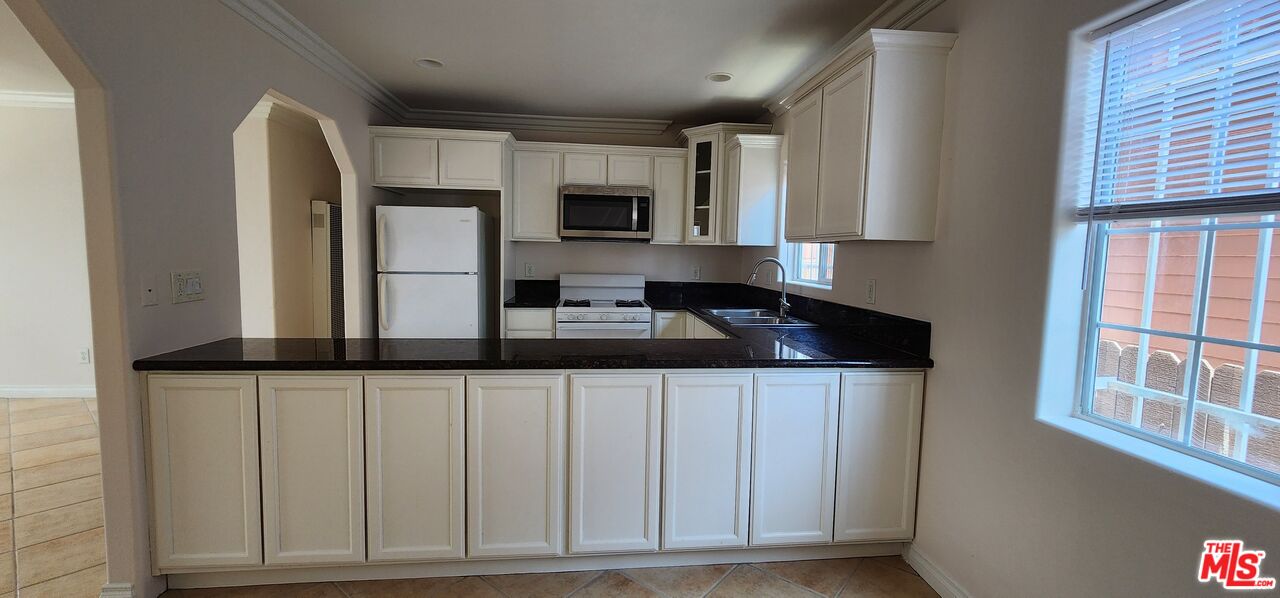 1873 W Jefferson Blvd