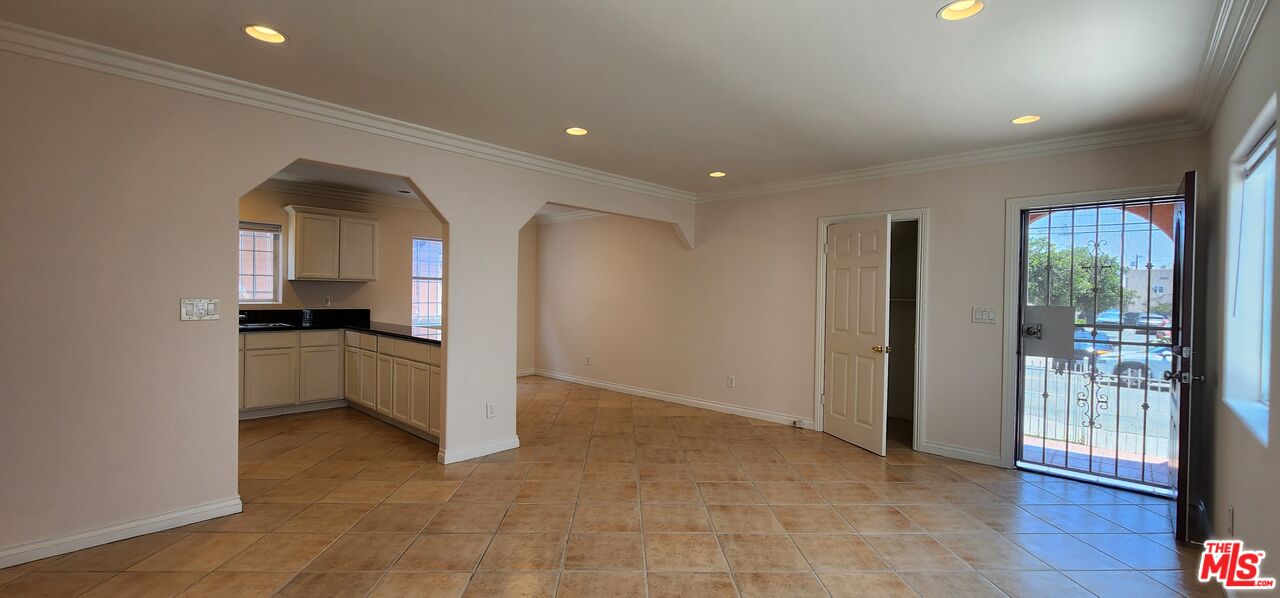 1873 W Jefferson Blvd