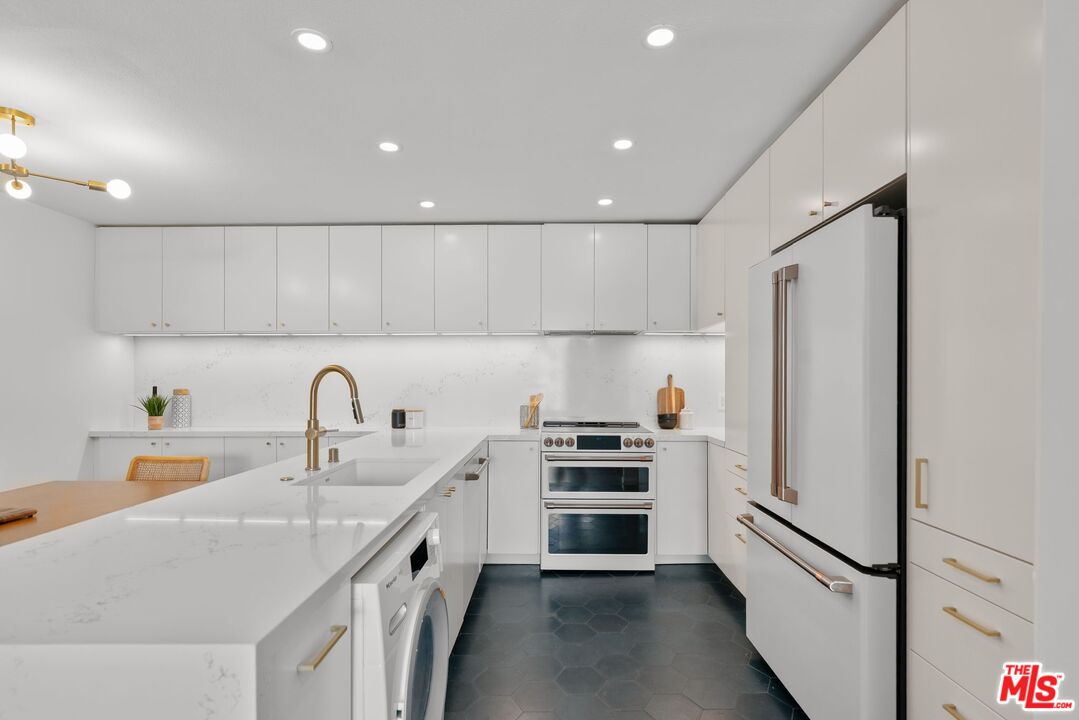 4900 Overland Ave Unit: 295