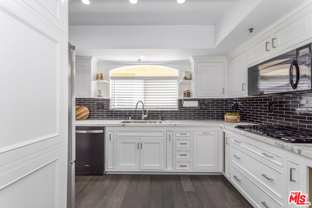 410 S Barrington Ave Unit: PH306