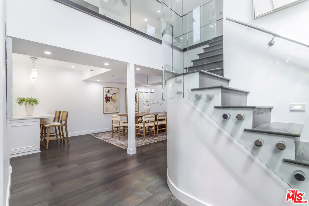 410 S Barrington Ave Unit: PH306