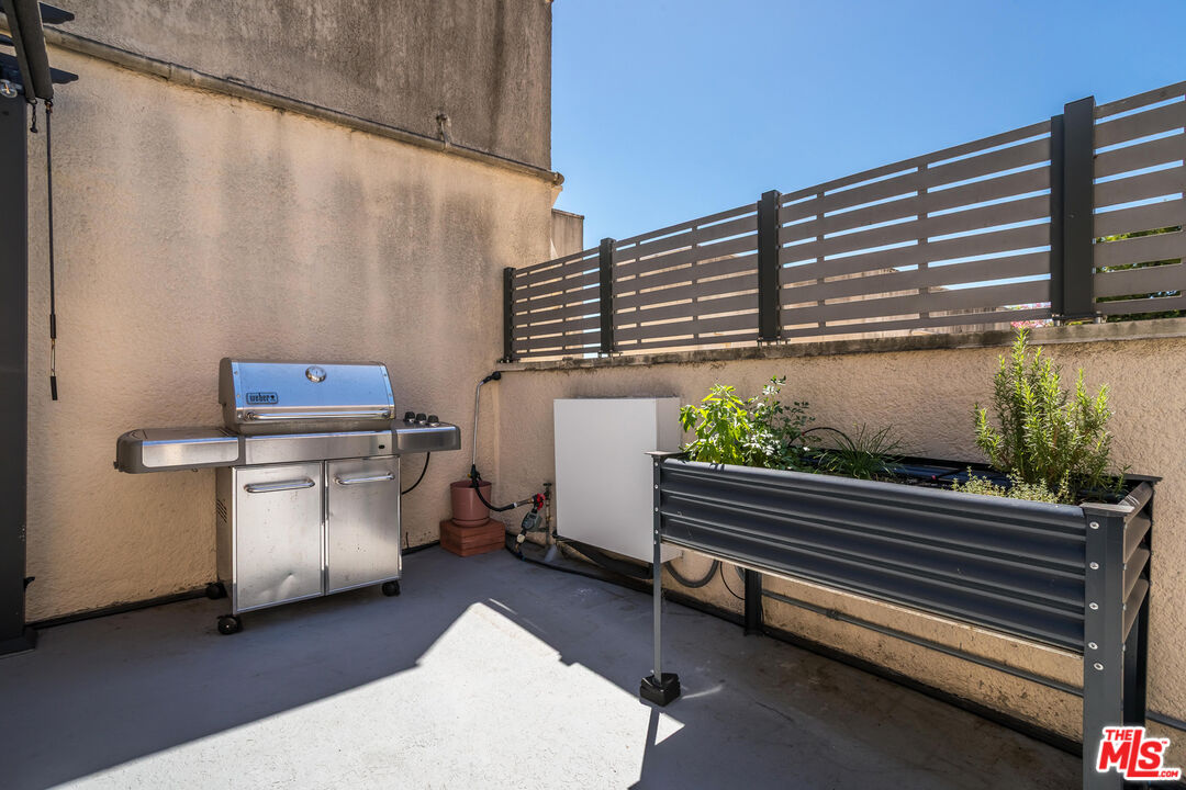 410 S Barrington Ave Unit: PH306