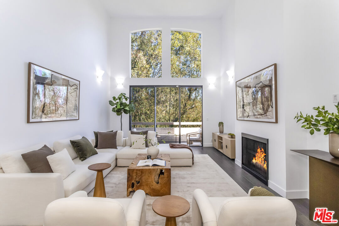 410 S Barrington Ave Unit: PH306