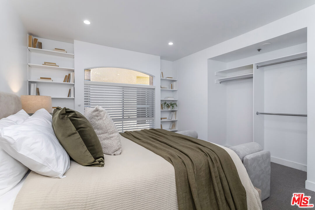 410 S Barrington Ave Unit: PH306