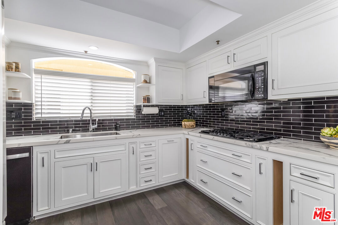 410 S Barrington Ave Unit: PH306