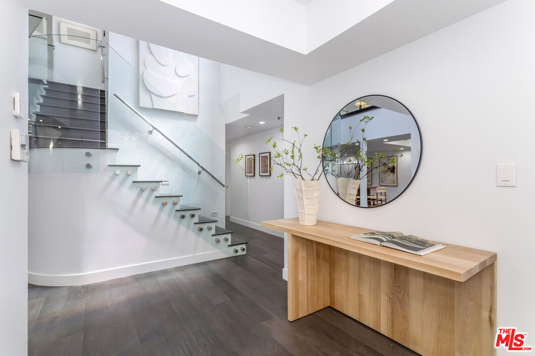 410 S Barrington Ave Unit: PH306