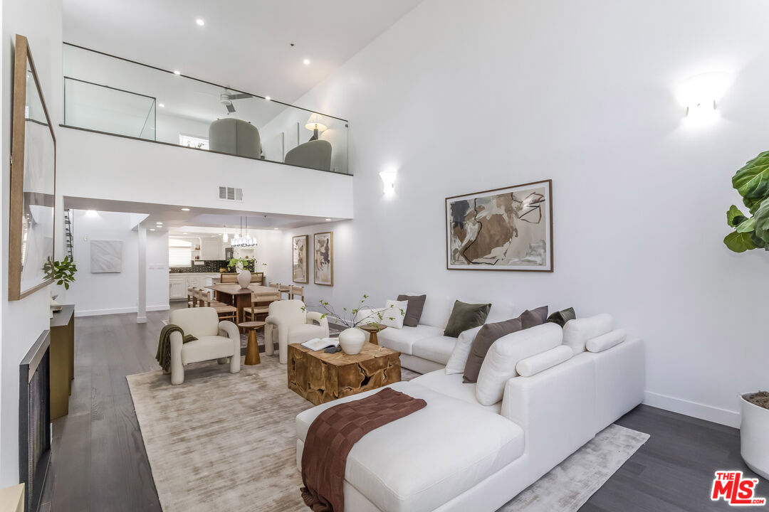 410 S Barrington Ave Unit: PH306