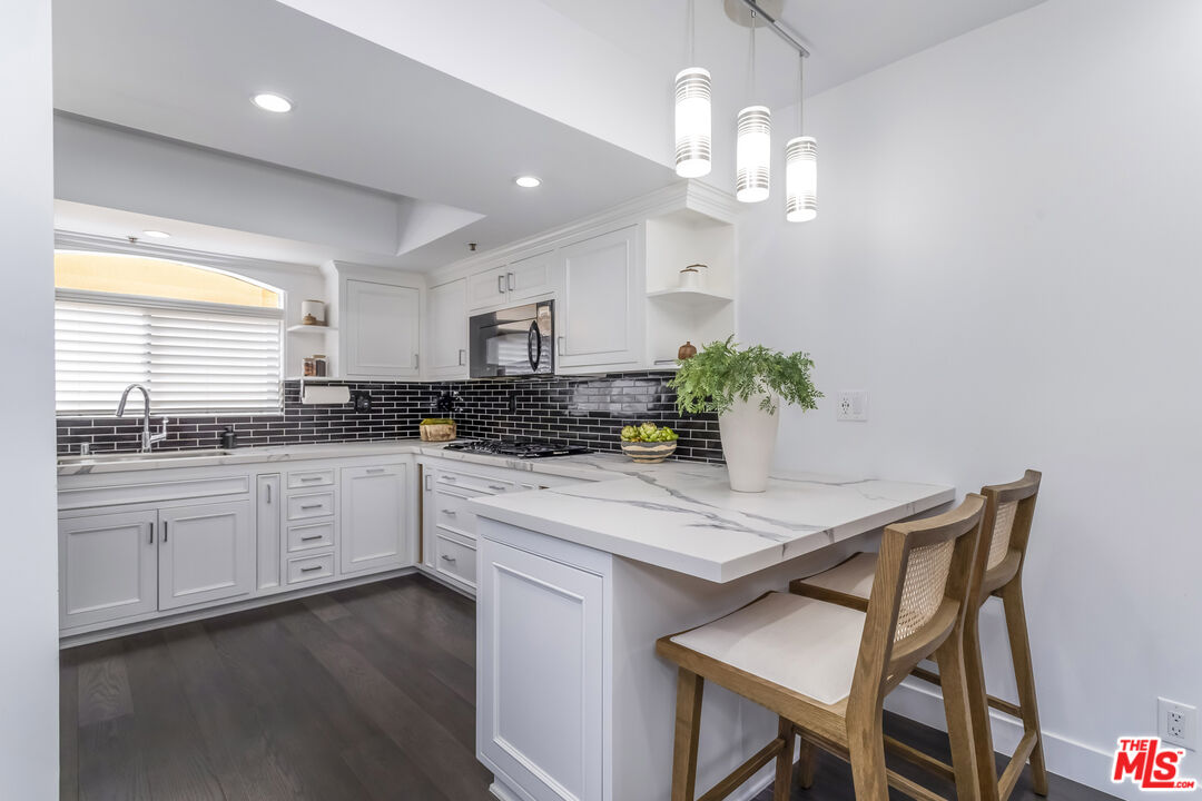 410 S Barrington Ave Unit: PH306