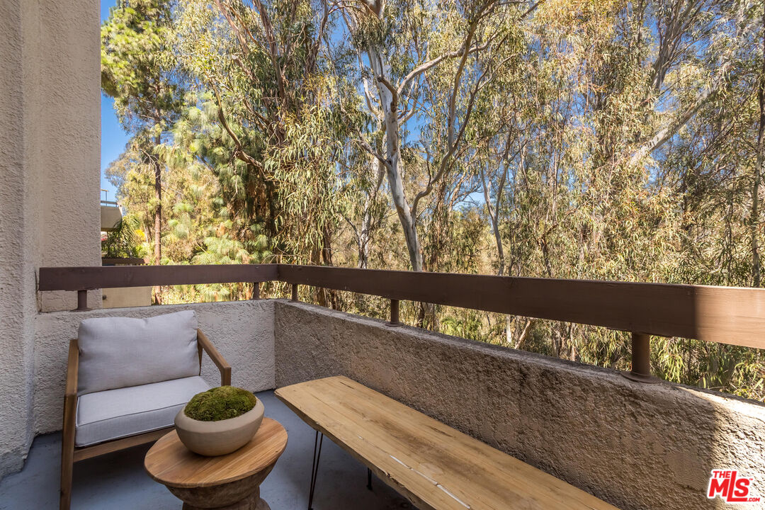 410 S Barrington Ave Unit: PH306