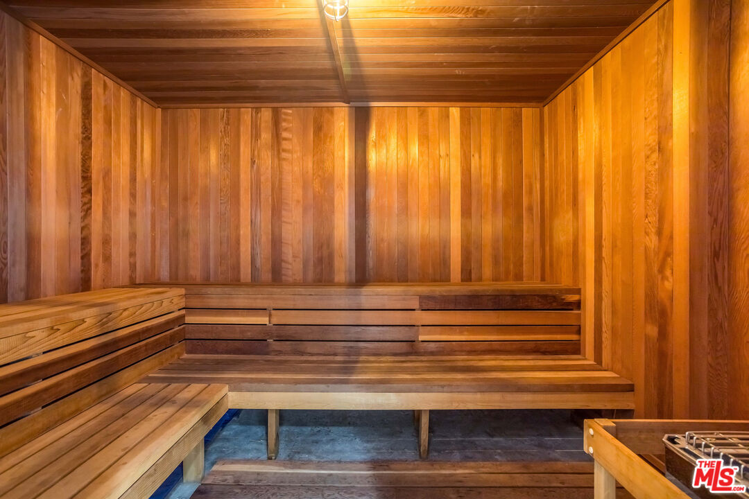 410 S Barrington Ave Unit: PH306