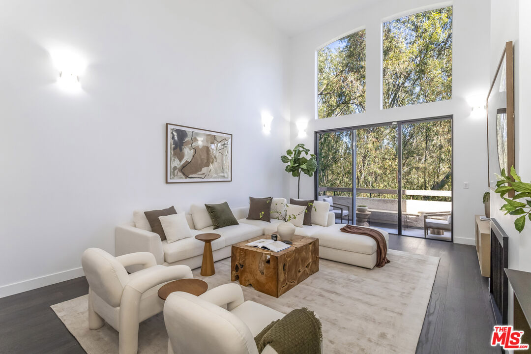 410 S Barrington Ave Unit: PH306