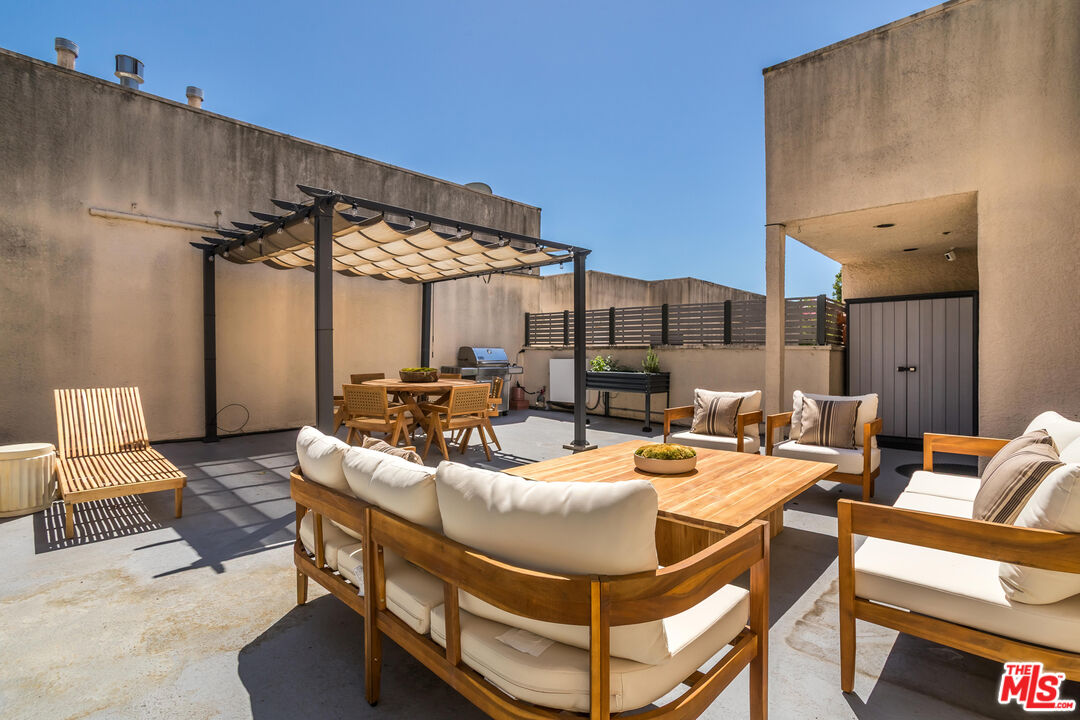 410 S Barrington Ave Unit: PH306