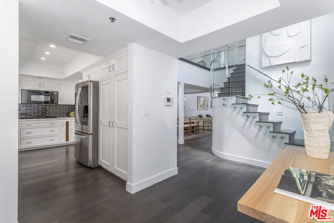 410 S Barrington Ave Unit: PH306