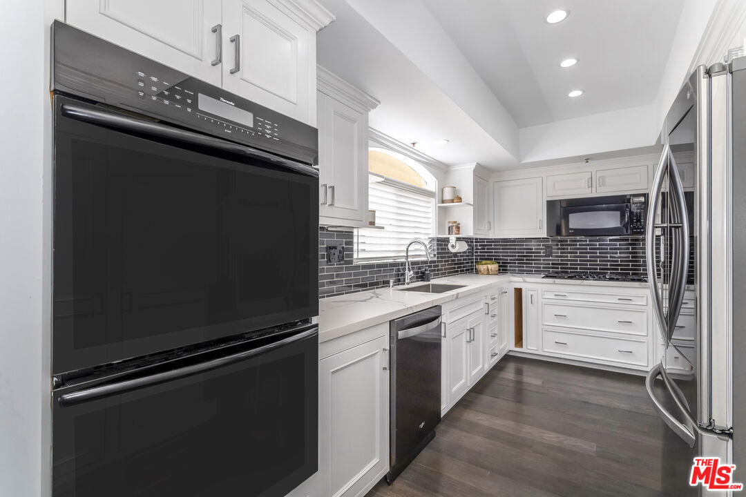 410 S Barrington Ave Unit: PH306