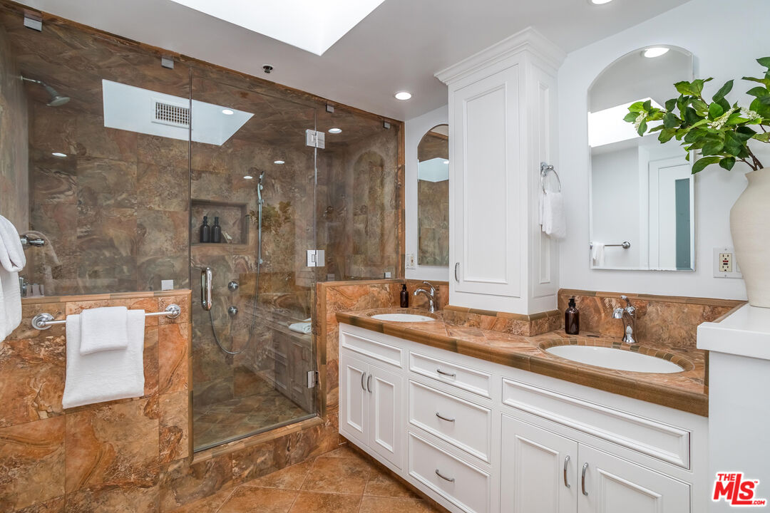 410 S Barrington Ave Unit: PH306