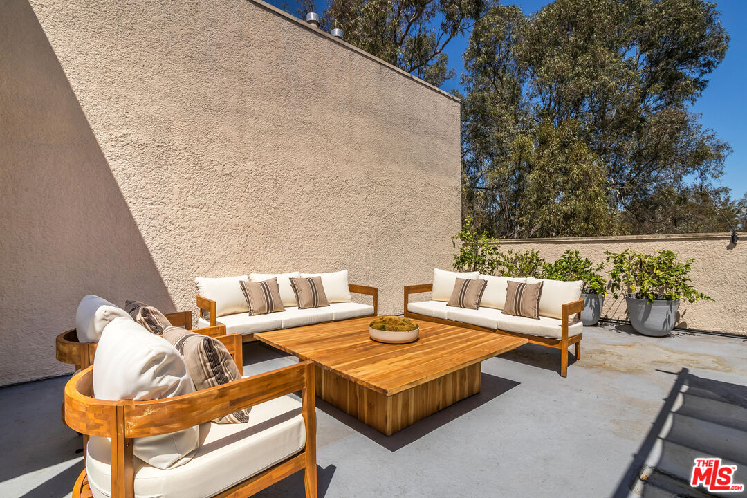 410 S Barrington Ave Unit: PH306