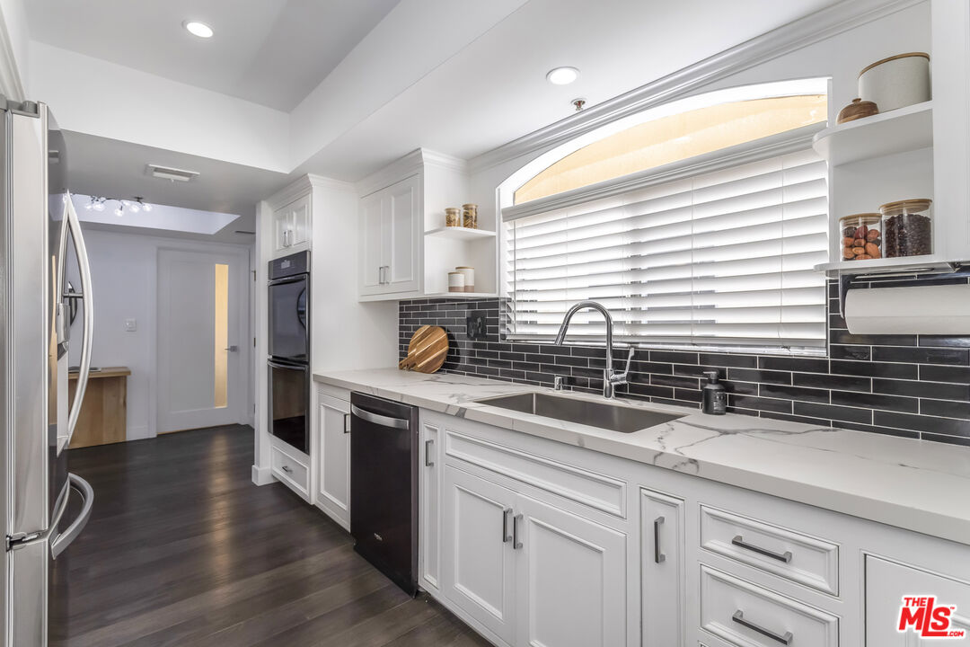 410 S Barrington Ave Unit: PH306